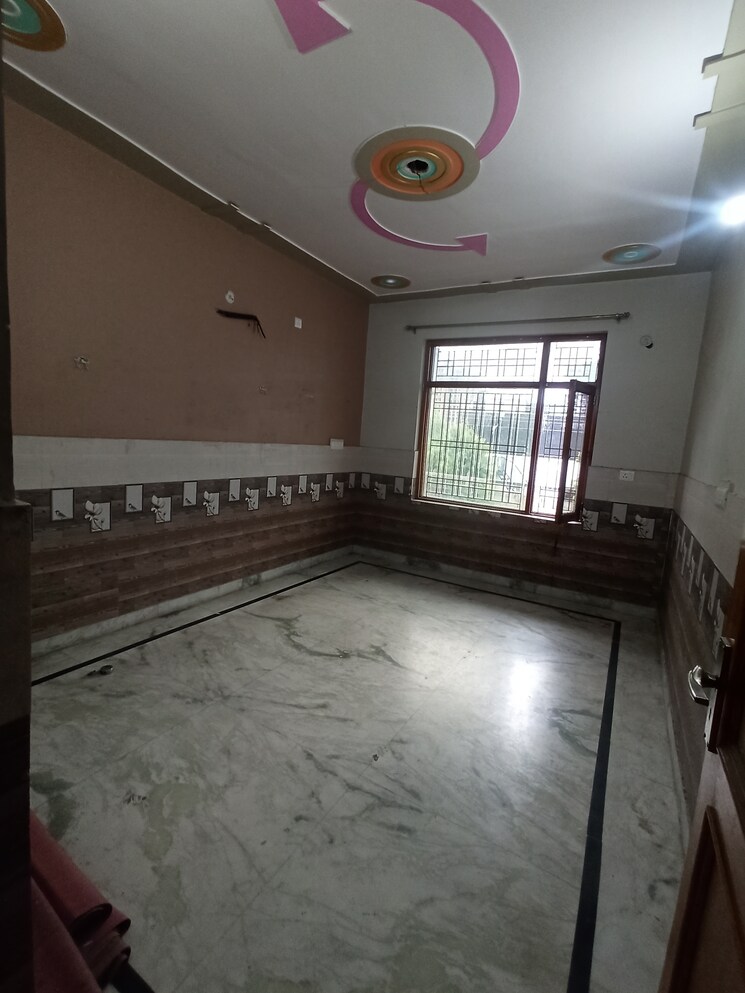 Room, sector 112 3.5 Bedroom 200 Sq.Yd. Independent House In Sector 112 Noida 9103322