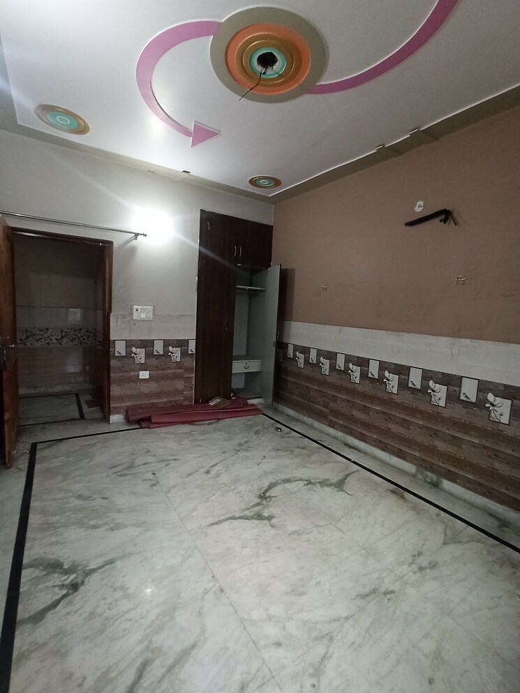 Room, sector 112 3.5 Bedroom 200 Sq.Yd. Independent House In Sector 112 Noida 9103322