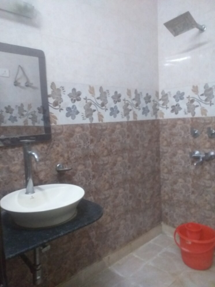 Bathroom, old rajinder nagar 3 Bedroom 1130 Sq.Ft. Builder Floor In Old Rajinder Nagar Delhi 9103537