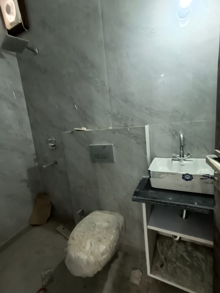 Bathroom, malviya nagar 2 Bedroom 100 Sq.Yd. Builder Floor In Malviya Nagar Delhi 9103613