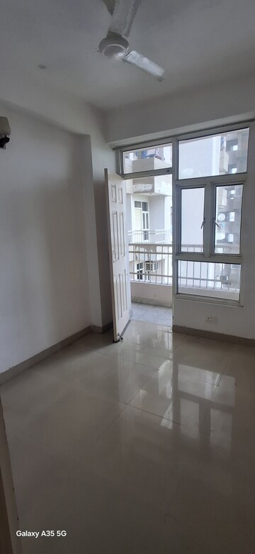 Room in 2 BHK Apartment at Supertech Cape Town, Sector 74 – for Rent