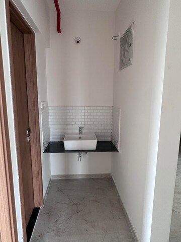 Room in 2 BHK Apartment at Majestique Towers, Kharadi – for Rent