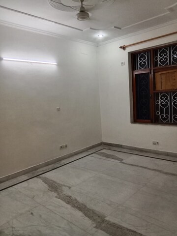 Room in 3 BHK Builder Floor at Sector 21c – for Rent