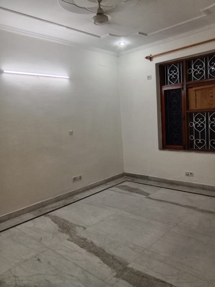 Room, sector 21c 3 Bedroom 500 Sq.Yd. Builder Floor In Sector 21c Faridabad 9103770