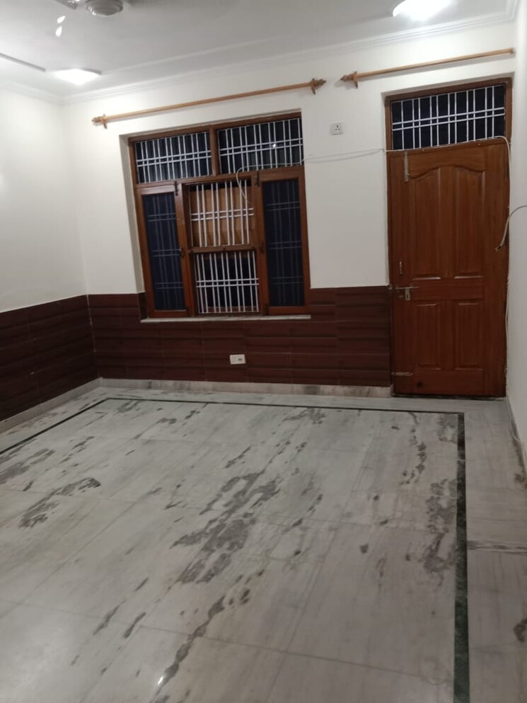 Room, sector 21c 3 Bedroom 500 Sq.Yd. Builder Floor In Sector 21c Faridabad 9103770