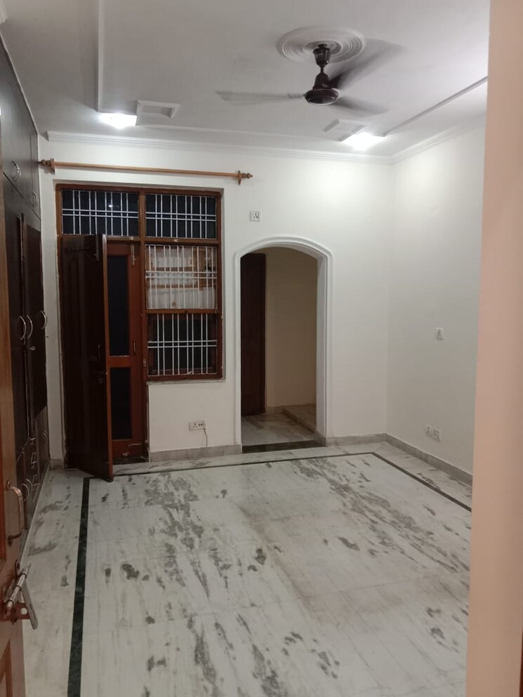 Room, sector 21c 3 Bedroom 500 Sq.Yd. Builder Floor In Sector 21c Faridabad 9103770