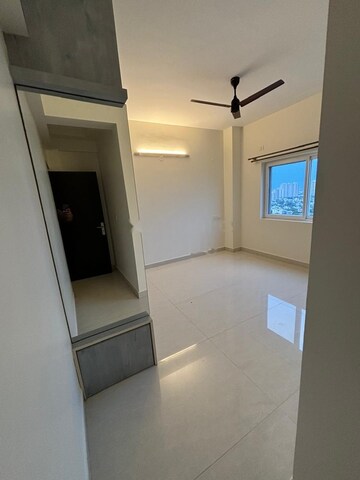 Room in 3 BHK Apartment at Windsor Troika, Yelenahalli – for Rent