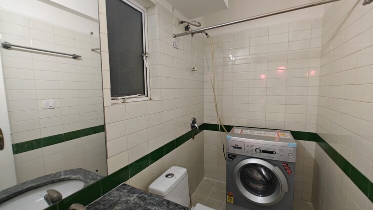 Bathroom, dlf-city-phase-iv 3.5 Bedroom 2500 Sq.Ft. Builder Floor In Dlf Phase iv Gurgaon 9103837