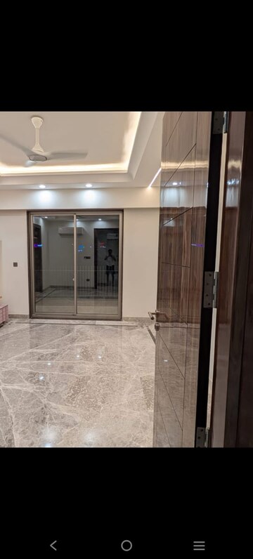 Building Lobby in 4 BHK Builder Floor at Ansal Sushant Shopping Arcade, Sector 27 – for Rent