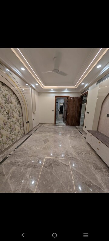 Room in 4 BHK Builder Floor at Ansal Sushant Shopping Arcade, Sector 27 – for Rent