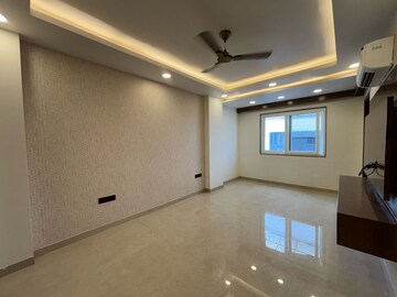 Room in 4 BHK Builder Floor at Ansal Sushant Shopping Arcade, Sector 27 – for Rent