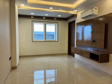 Room in 4 BHK Builder Floor at Ansal Sushant Shopping Arcade, Sector 27 – for Rent