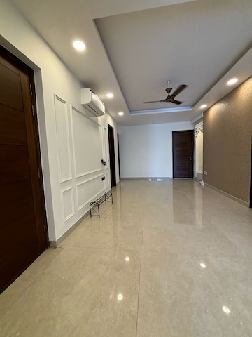Room in 4 BHK Builder Floor at Ansal Sushant Shopping Arcade, Sector 27 – for Rent