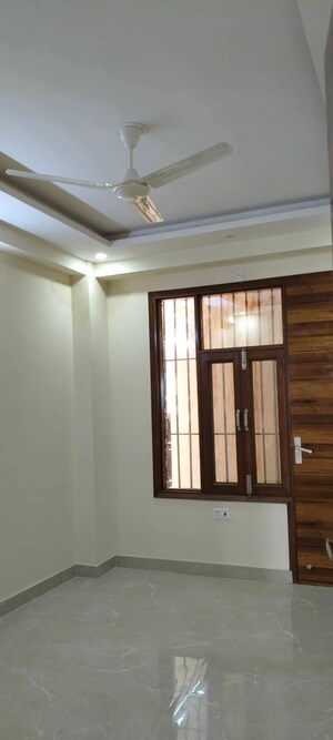 Room in 3 BHK Builder Floor at RWA Tomar Colony, Mukundpur – for Sale