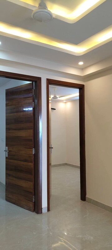 Room in 3 BHK Builder Floor at RWA Tomar Colony, Mukundpur – for Sale