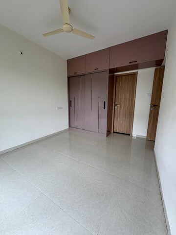 Room in 2 BHK Apartment at Kohinoor Viva City, Dhanori – for Rent