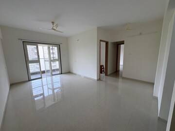 Room in 2 BHK Apartment at Kohinoor Viva City, Dhanori – for Rent