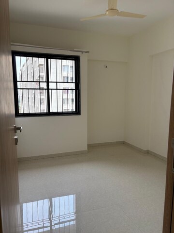 Room in 2 BHK Apartment at Kohinoor Viva City, Dhanori – for Rent