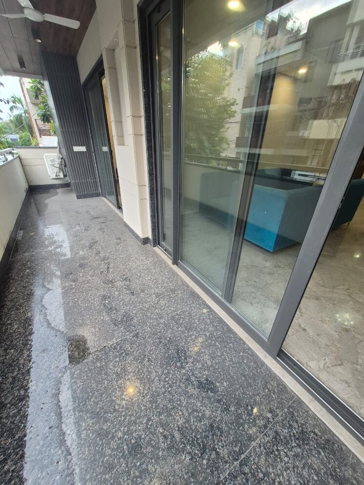 Balcony, boutique-residential-apartment 4 Bedroom 300 Sq.Yd. Builder Floor In Greater Kailash I Delhi 9104101