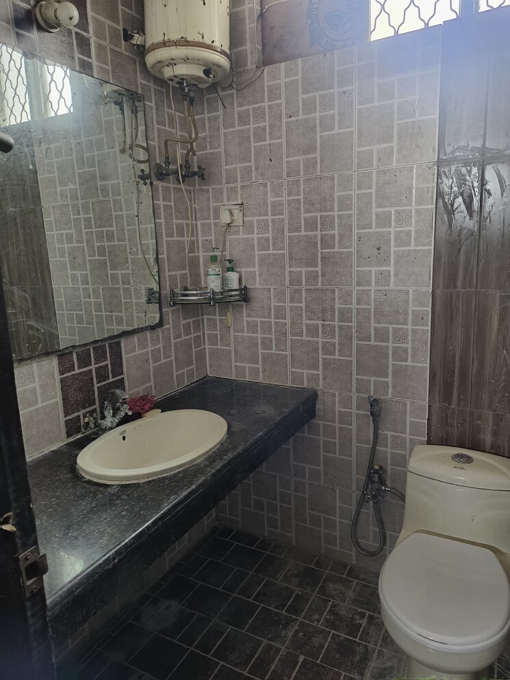 Bathroom, malviya nagar 3 Bedroom 125 Sq.Yd. Builder Floor In Malviya Nagar Delhi 9104142