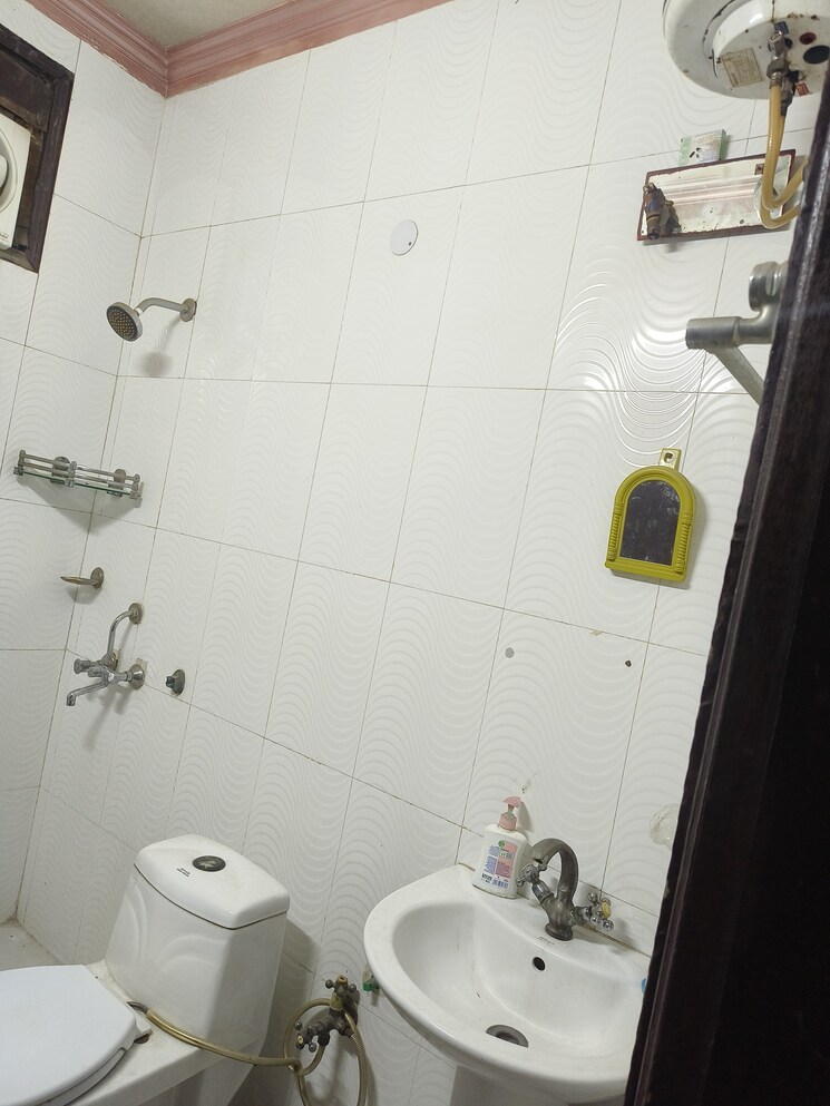Bathroom, malviya nagar 3 Bedroom 125 Sq.Yd. Builder Floor In Malviya Nagar Delhi 9104142