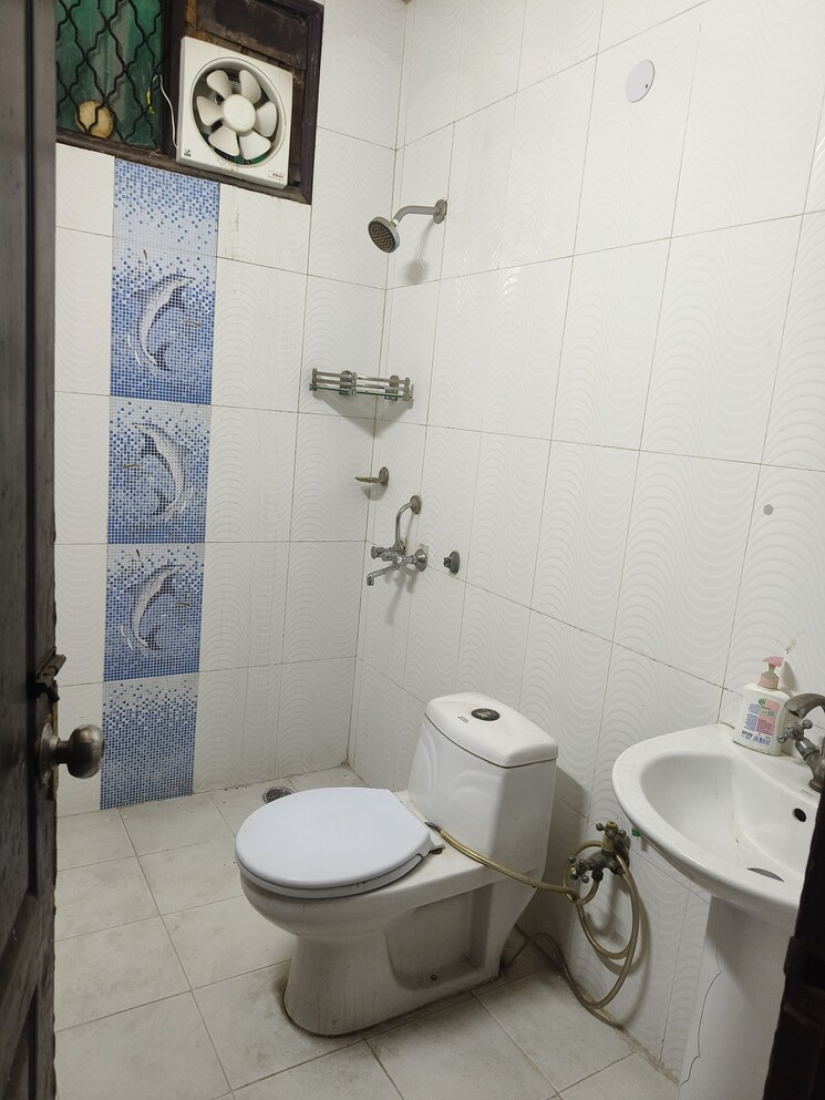 Bathroom, malviya nagar 3 Bedroom 125 Sq.Yd. Builder Floor In Malviya Nagar Delhi 9104142