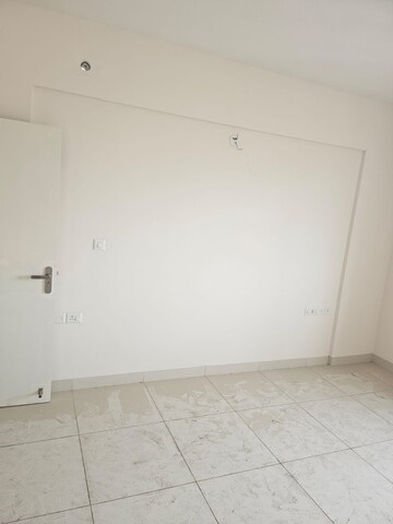 Room in 2 BHK Apartment at Salarpuria Sattva Exotic, Kogilu – for Rent