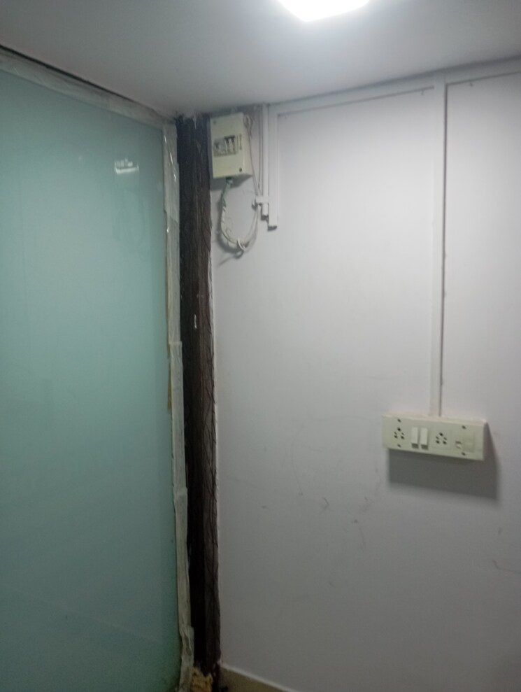 Room, haware-fantasia Commercial Office Space 200 Sq.Ft. In Vashi Sector 28 Navi Mumbai 9104286