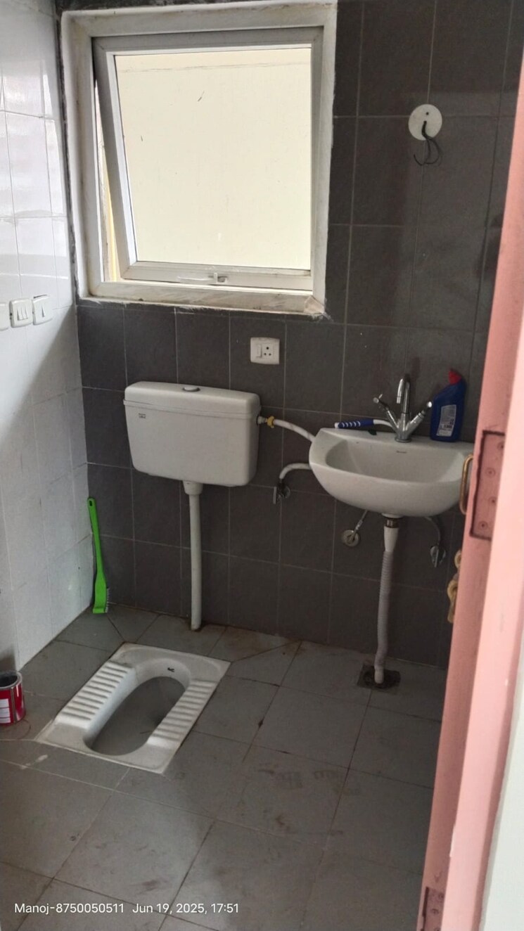 Attached Bathroom, upavp-ganga-yamuna-and-hindon-enclave 3.5 Bedroom 1850 Sq.Ft. Apartment In Pratap Vihar Ghaziabad 9104552