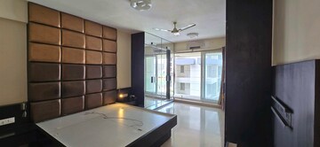 Room in 4 BHK Apartment at Prabhadevi CHS, Prabhadevi – for Rent