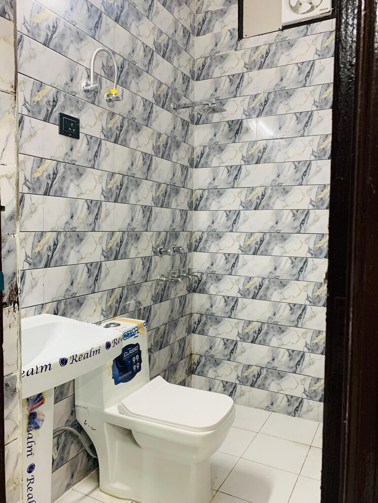 Bathroom, green fields colony 4 Bedroom 310 Sq.Yd. Builder Floor In Green Fields Colony Faridabad 9104594