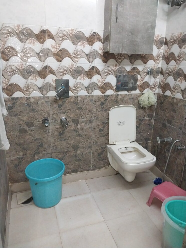 Bathroom, mayur-bagh-apartments 2 Bedroom 850 Sq.Ft. Apartment In Paschim Vihar Delhi 9104590