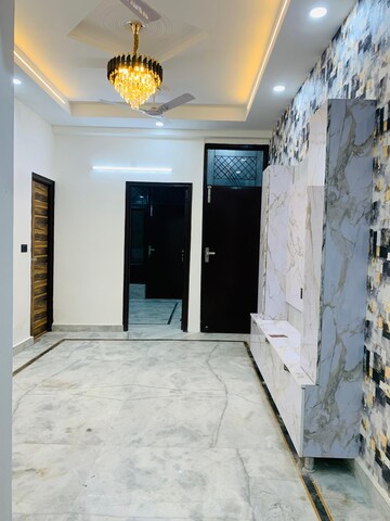 Room in 4 BHK Builder Floor at Green Fields Colony – for Rent
