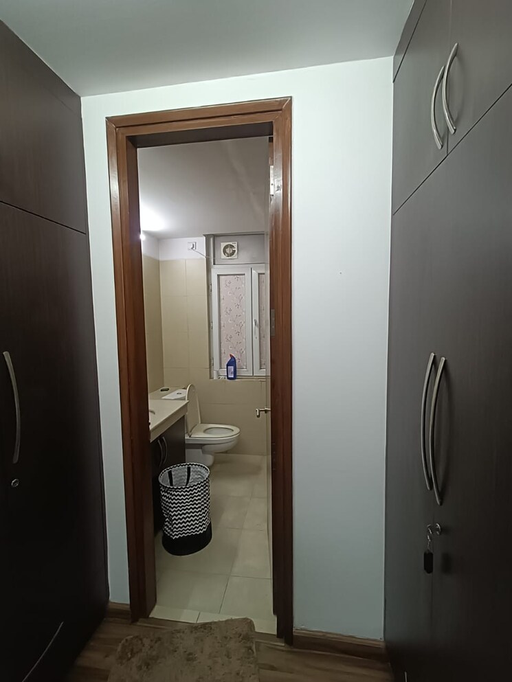 Bathroom, emaar-the-vilas 5 Bedroom 4600 Sq.Ft. Apartment In Sector 25 Gurgaon 9104641
