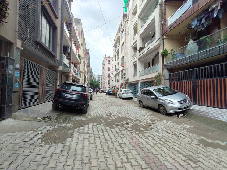  Parking, freedom fighters enclave 4 Bedroom 2000 Sq.Ft. Builder Floor In Freedom Fighters Enclave Delhi 9104634