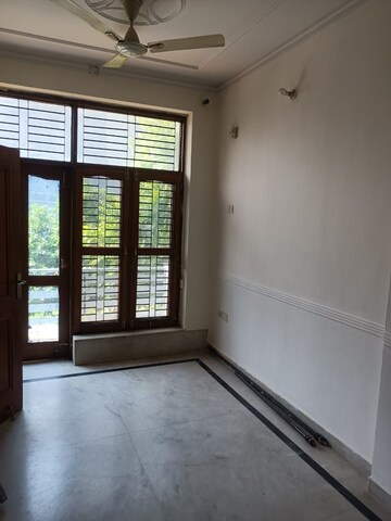 Room in 1 BHK Builder Floor at Sector 46 – for Rent