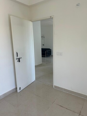 Room in 2 BHK Apartment at Signature Global Prime, Sector 63a – for Rent