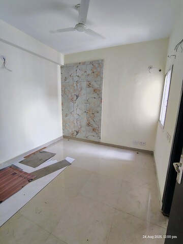 Room in 2 BHK Apartment at Amrapali Enchante, Tech Zone 4 Greater Noida – for Rent