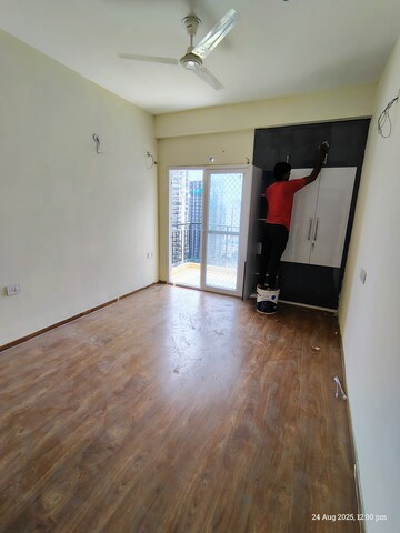 Room in 2 BHK Apartment at Amrapali Enchante, Tech Zone 4 Greater Noida – for Rent