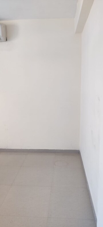 Room in 3 BHK Apartment at Omaxe R2, Gomti Nagar – for Rent
