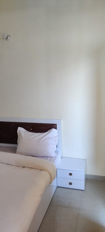Furnished Amenities in 3 BHK Apartment at Omaxe R2, Gomti Nagar – for Rent