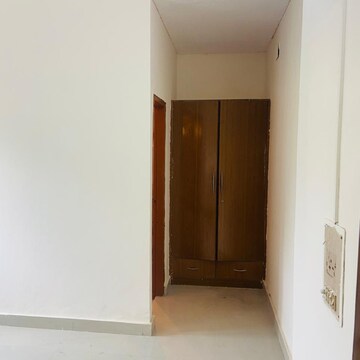 Room in 3 BHK Apartment at Arun Vihar Sector 37, Sector 37 – for Rent