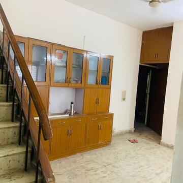 Room in 3 BHK Apartment at Arun Vihar Sector 37, Sector 37 – for Rent