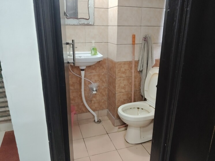 Bathroom, netaji subhash place Commercial Office Space 526 Sq.Ft. In Netaji Subhash Place Delhi 9105093