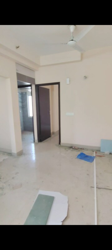Room in 2 BHK Apartment at Amrapali Dream Valley, Tech Zone 4 Greater Noida – for Rent