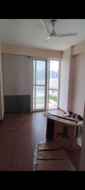 Room in 2 BHK Apartment at Amrapali Dream Valley, Tech Zone 4 Greater Noida – for Rent