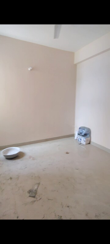 Room in 2 BHK Apartment at Amrapali Dream Valley, Tech Zone 4 Greater Noida – for Rent