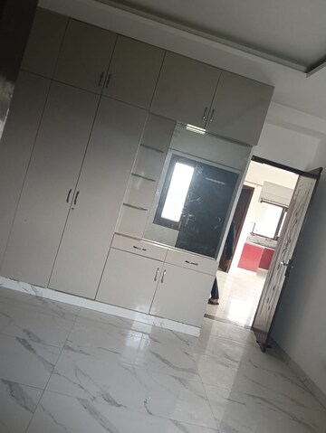 Room in 3 BHK Apartment at Vip Road – for Rent