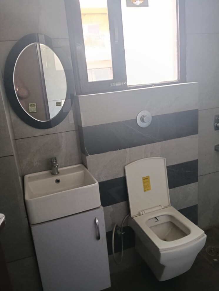 Bathroom, vip road 3 Bedroom 1350 Sq.Ft. Apartment In Vip Road Zirakpur 9105113
