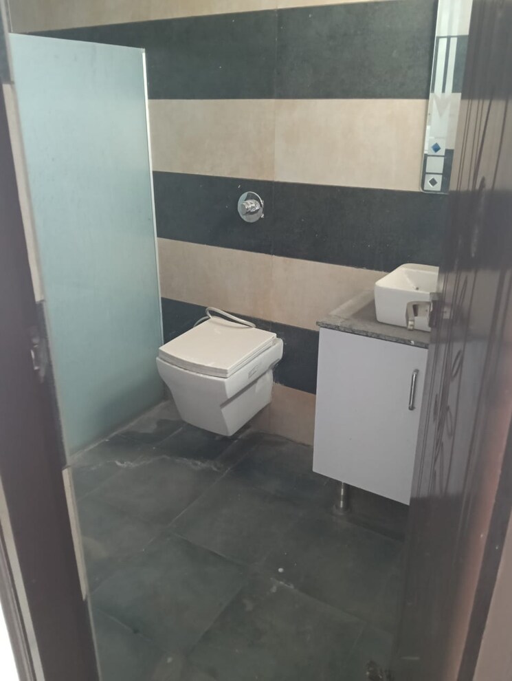 Attached Bathroom, vip road 3 Bedroom 1350 Sq.Ft. Apartment In Vip Road Zirakpur 9105113
